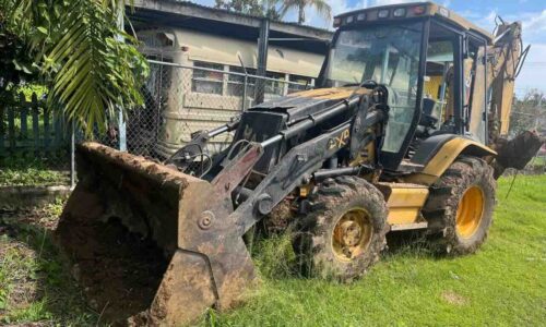2004 YELLOW CATERPILLAR BACKHOE: