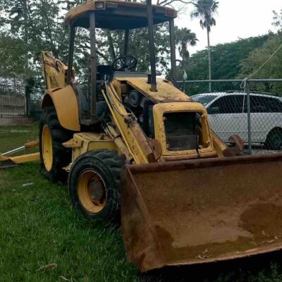2000 YELLOW NEW HOLLAND BACKHOE TRACTOR: