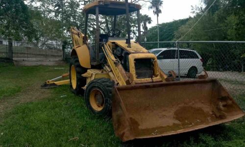 2000 YELLOW NEW HOLLAND BACKHOE TRACTOR: